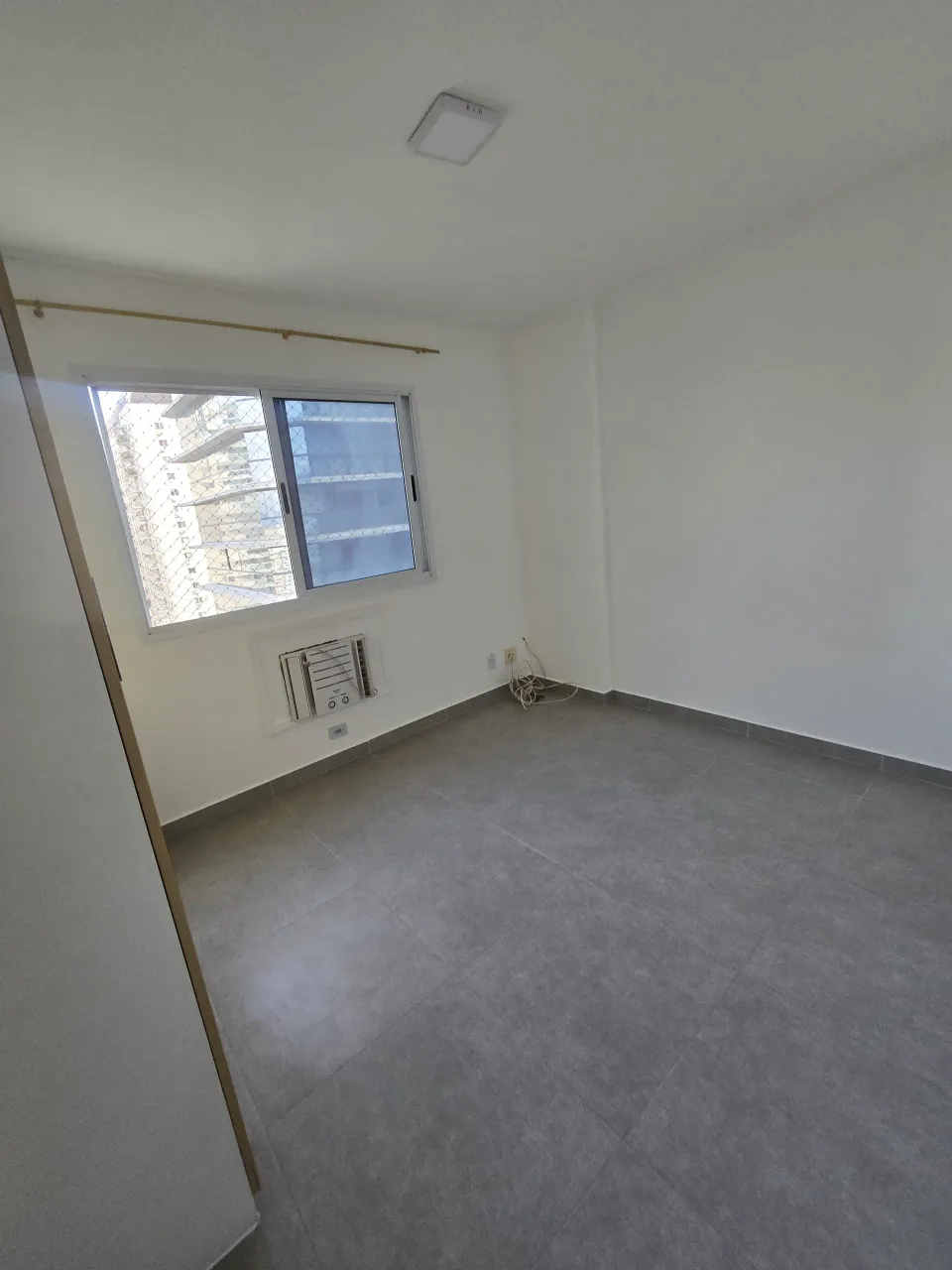 4-bedroom apartment with 3 bathrooms and a balcony — photo 6