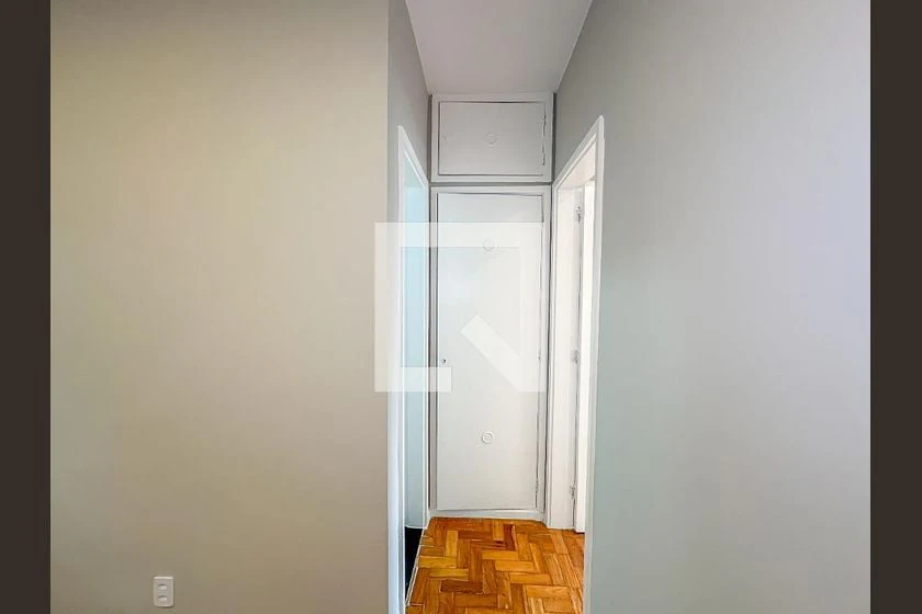One-bedroom apartment with wood or laminate floors — photo 22