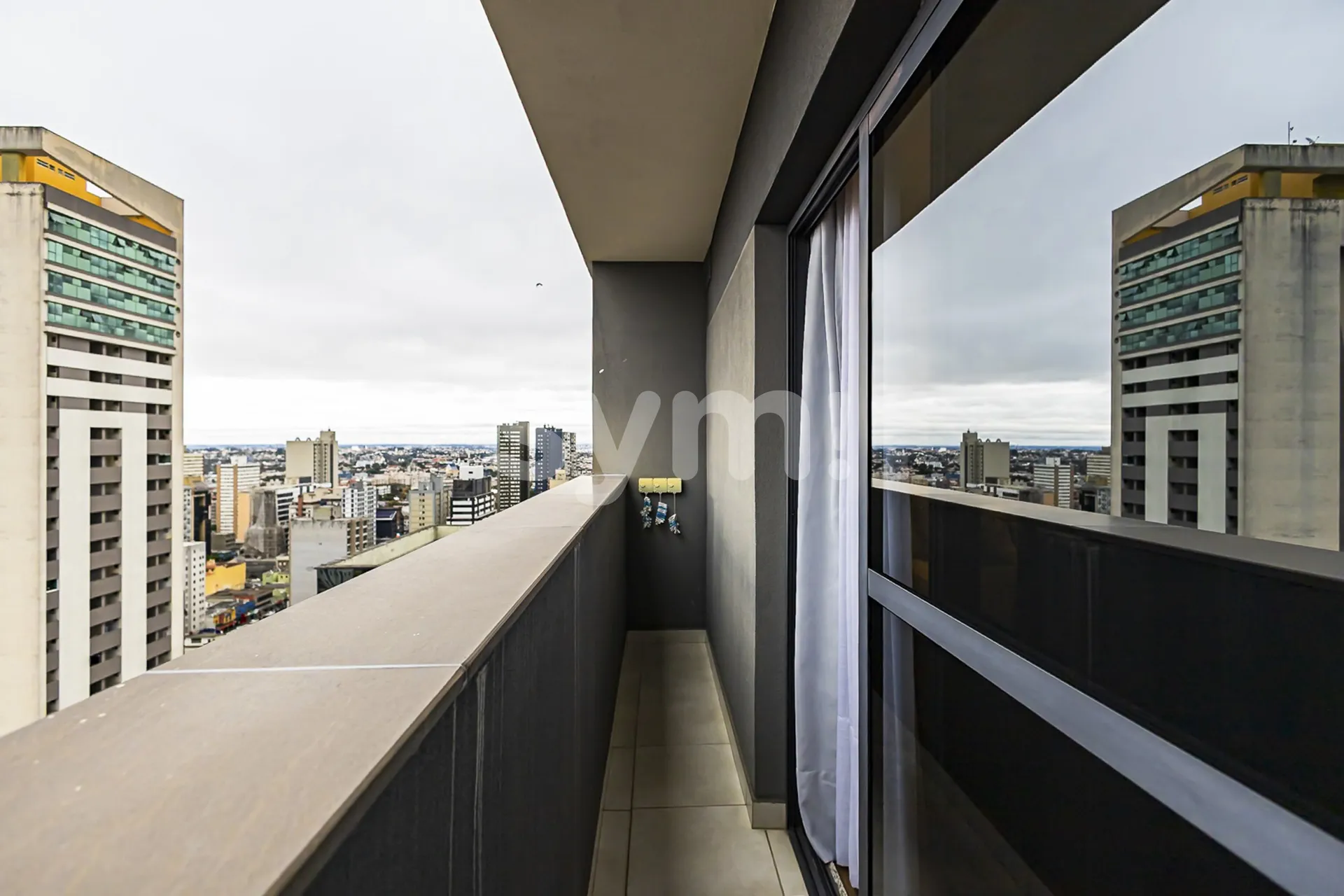 Furnished 1-bedroom apartment with a glass-enclosed balcony — photo 52