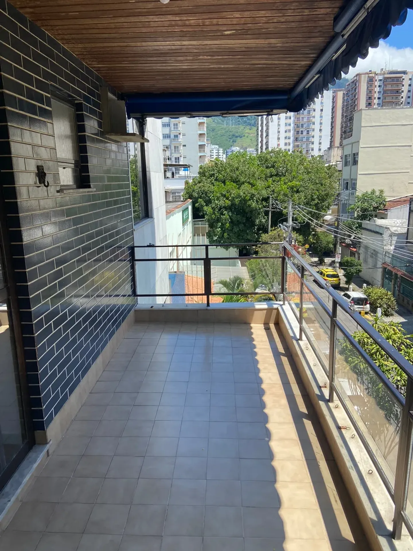 Wood or laminate floors in a 2-bedroom apartment, 70 m²