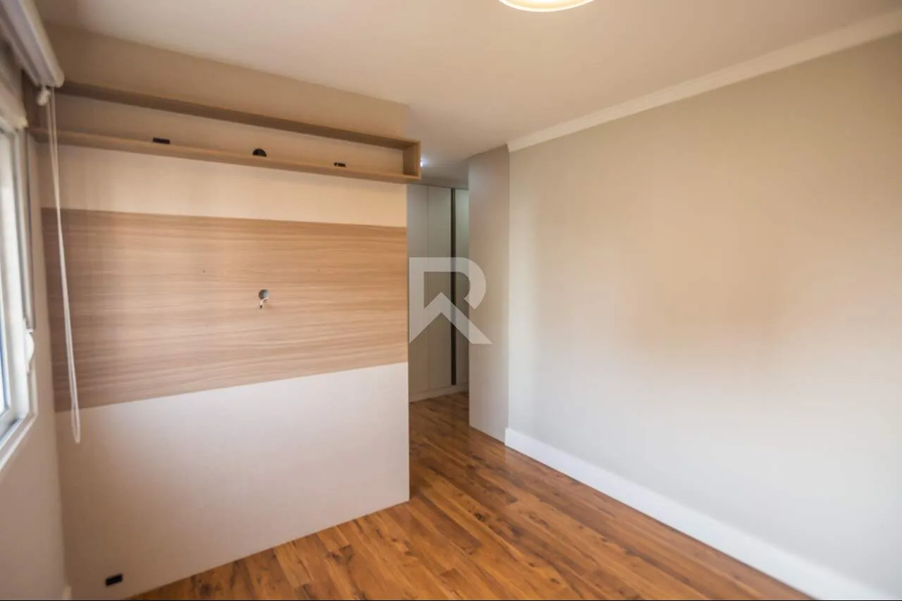 Apartment with open-plan kitchen and 4 bedrooms — photo 29