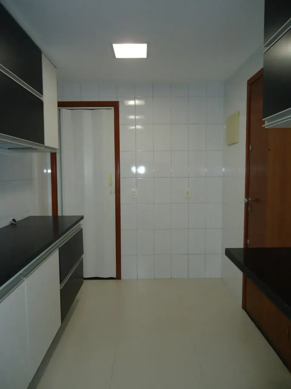 Wood or laminate floors in a 3-bedroom apartment, 107 m² — photo 11