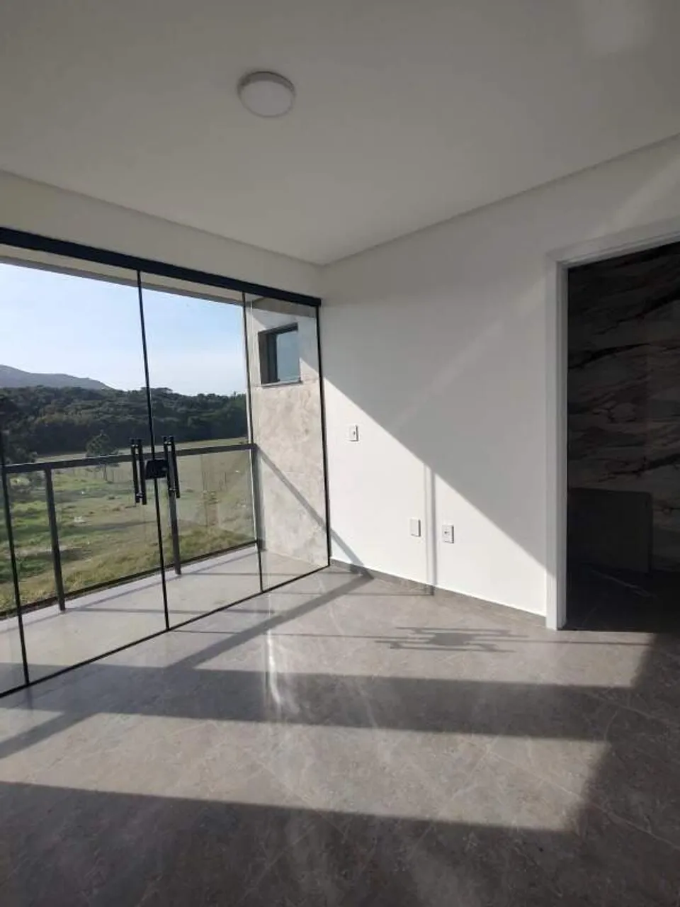 House with 3 bedrooms and floor-to-ceiling windows