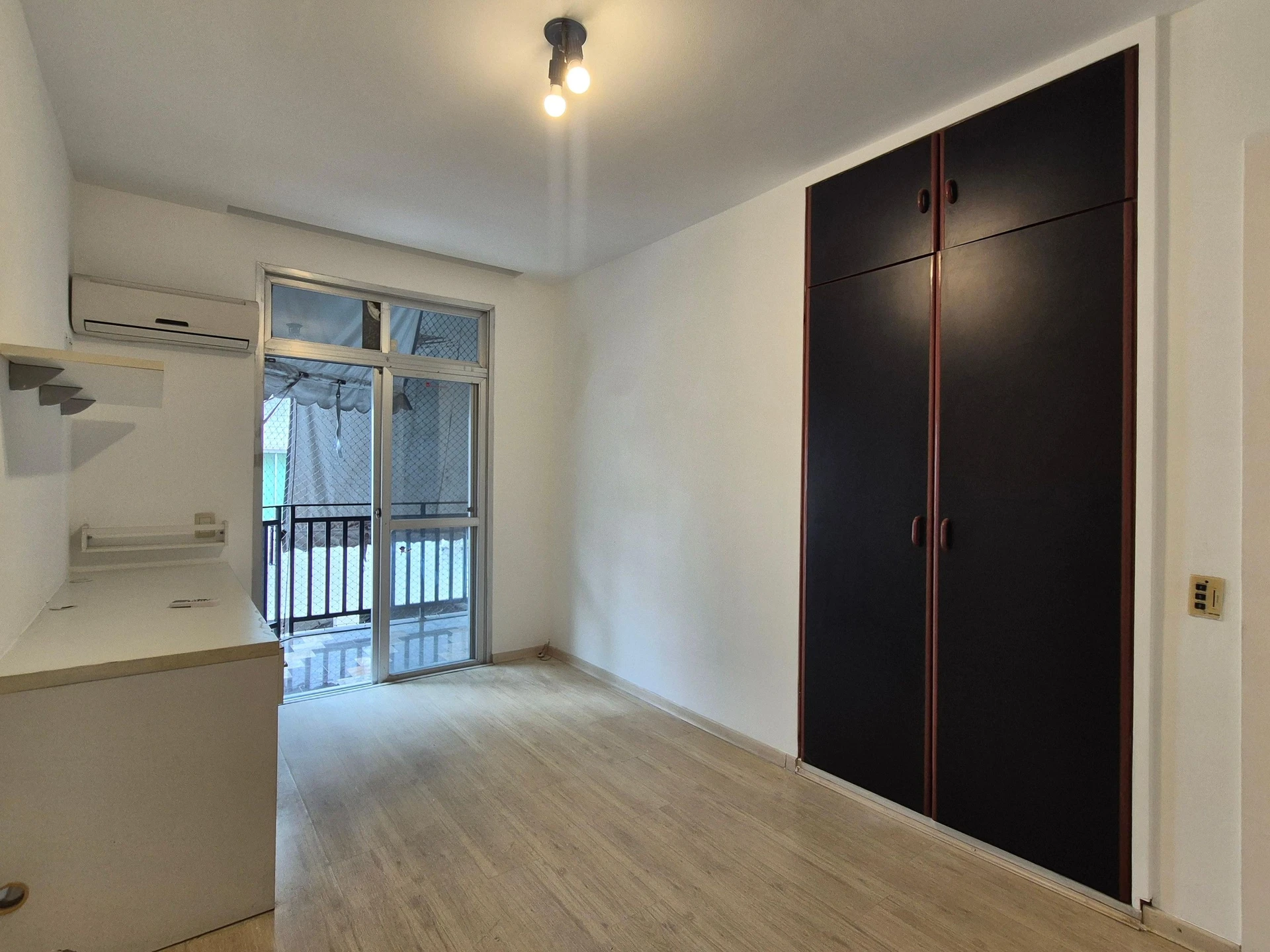 4-bedroom apartment with 3 bathrooms and a balcony — photo 5