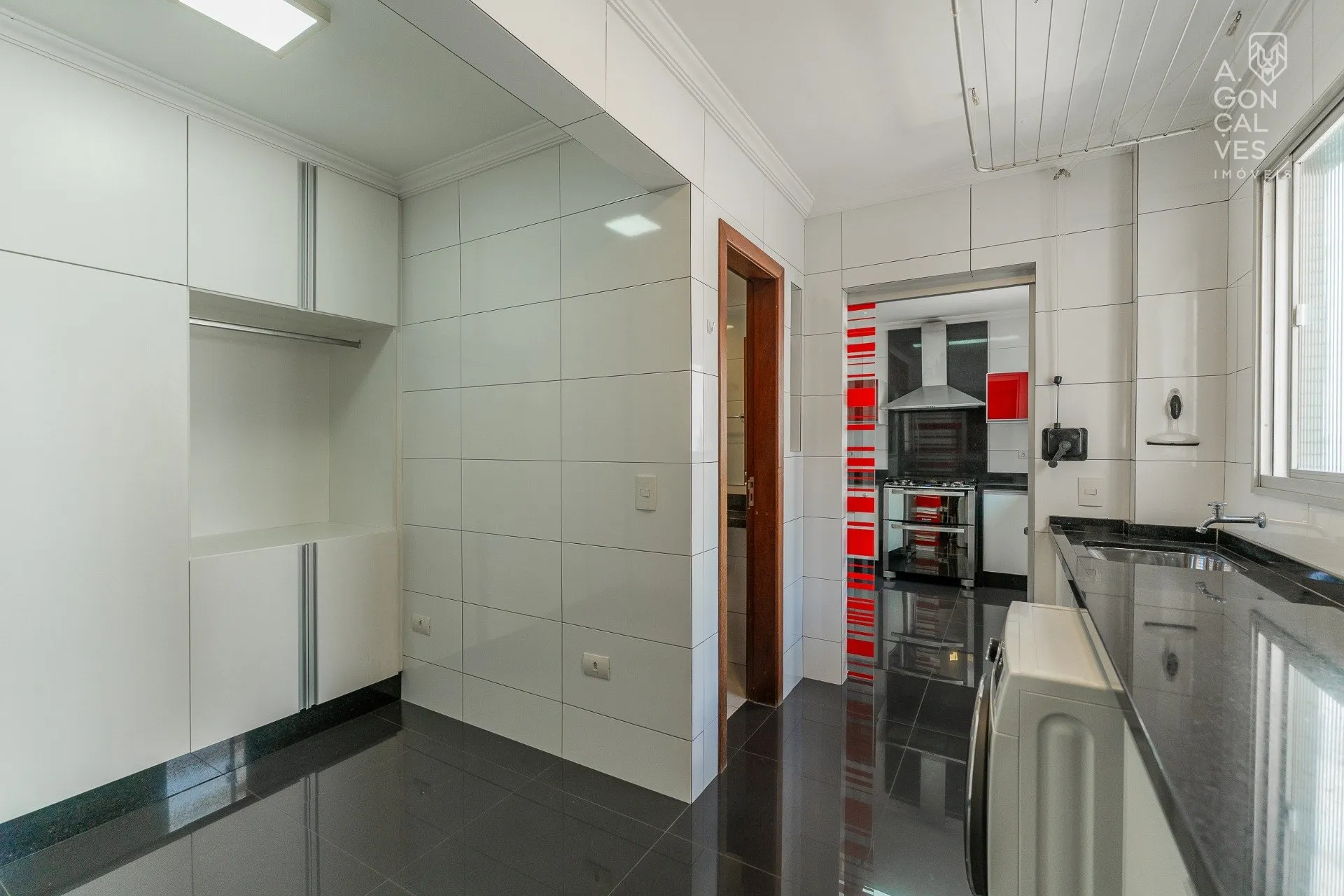 Furnished 219 m² apartment with 4 bedrooms and 2 parking spots — photo 17