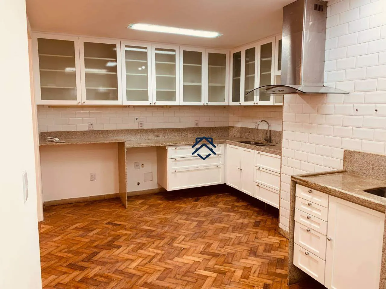 Walk-in closet in a 4-bedroom apartment, 180 m²