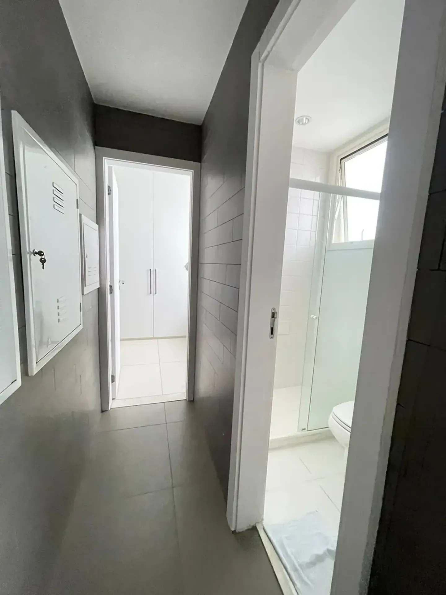 Furnished 3-bedroom apartment with glassed balcony — photo 40