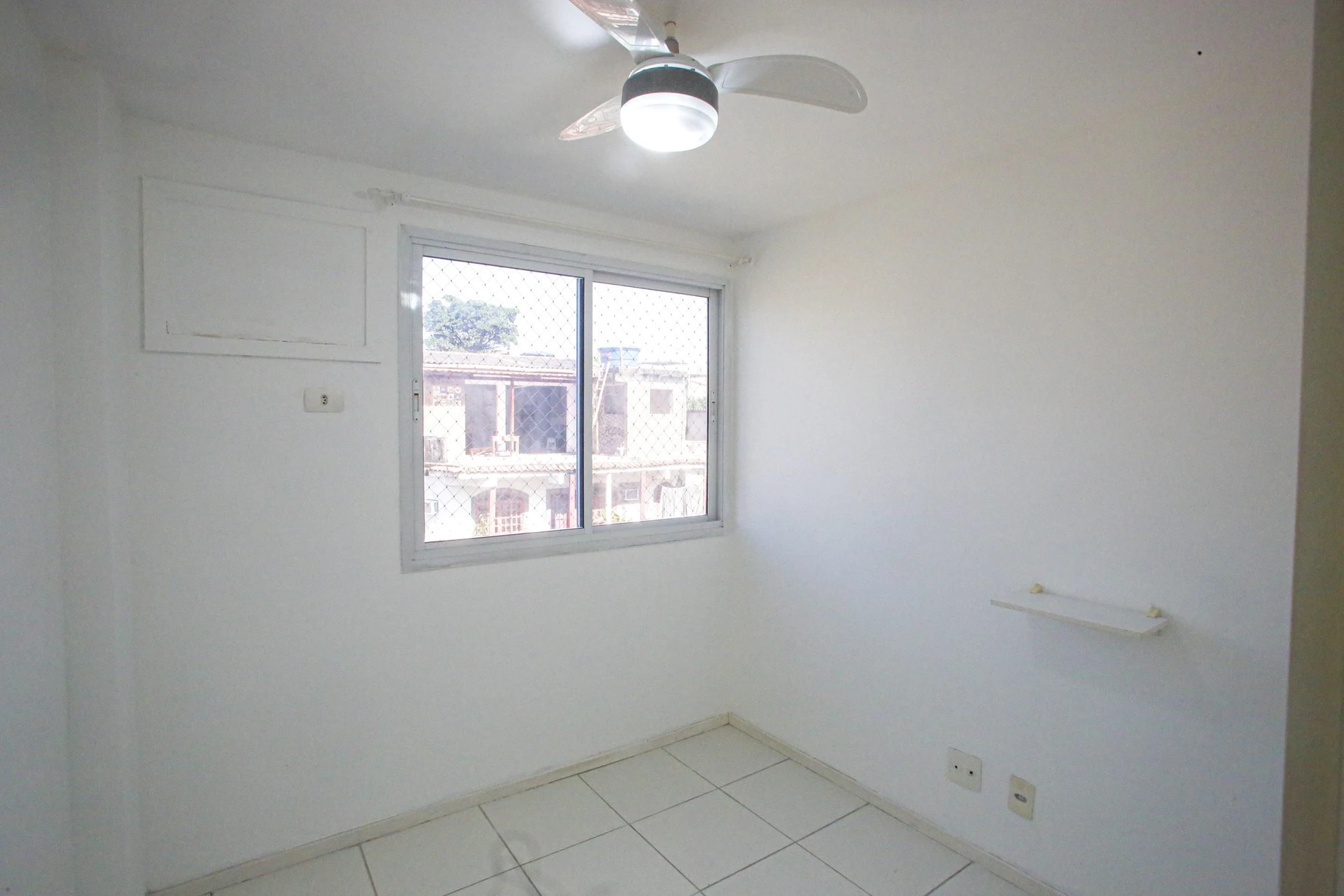Glass-enclosed balcony in a 3-bedroom apartment, 131 m² — photo 31
