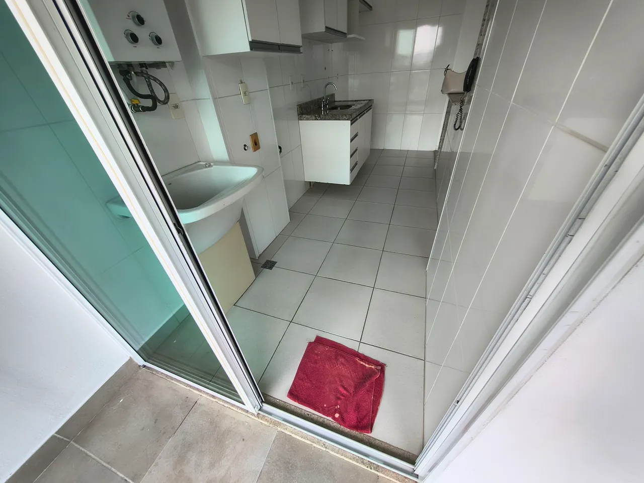 2-bedroom apartment in a building with a gym — photo 2