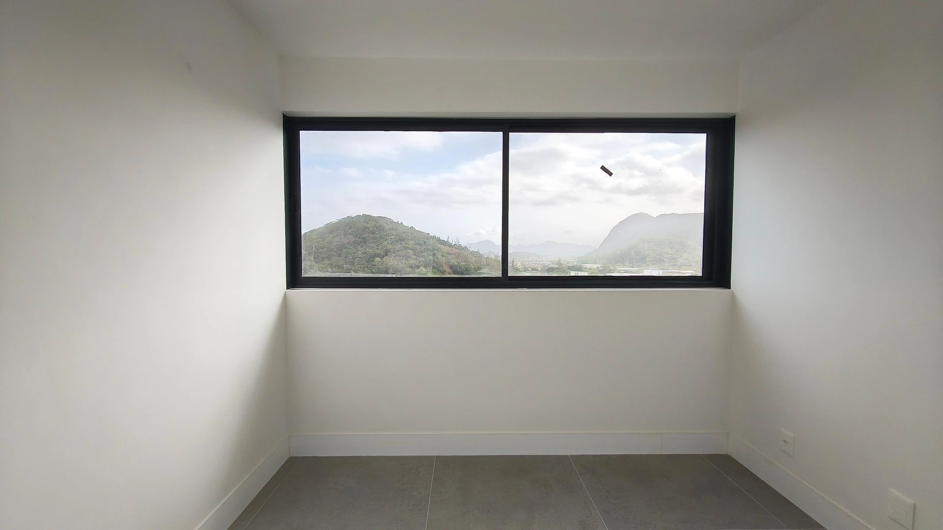 Unfurnished apartment with 2 bedrooms and open-plan kitchen — photo 15
