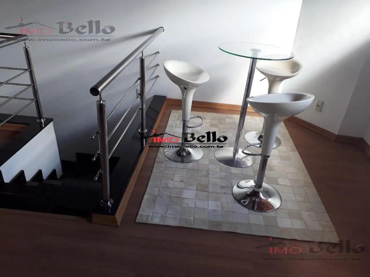 Casa com 3 suítes e 400 m², piso de madeira na sala — photo 8