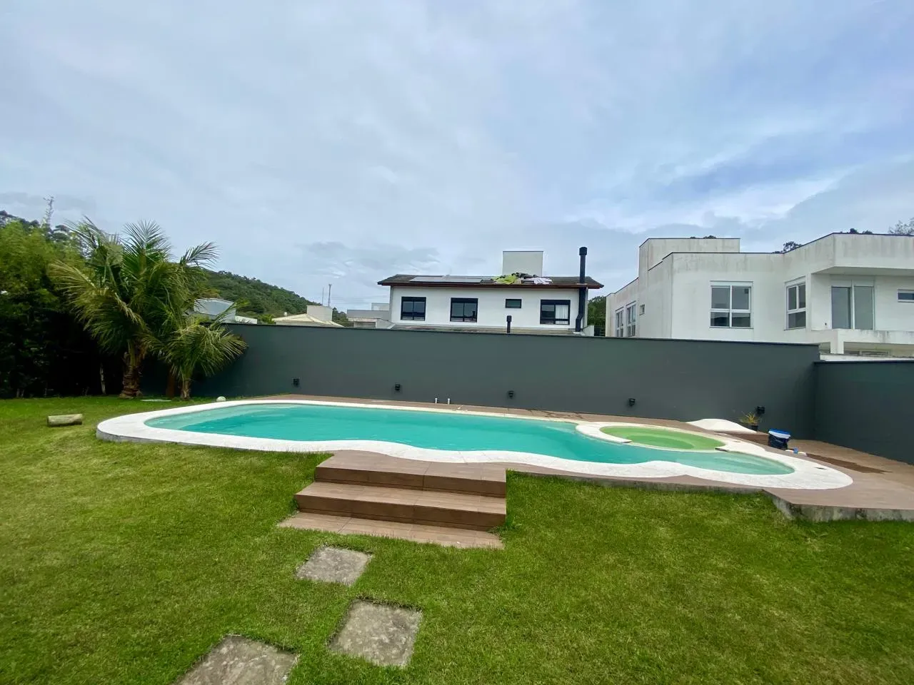 240 m² house with a garden and a bathtub — photo 10