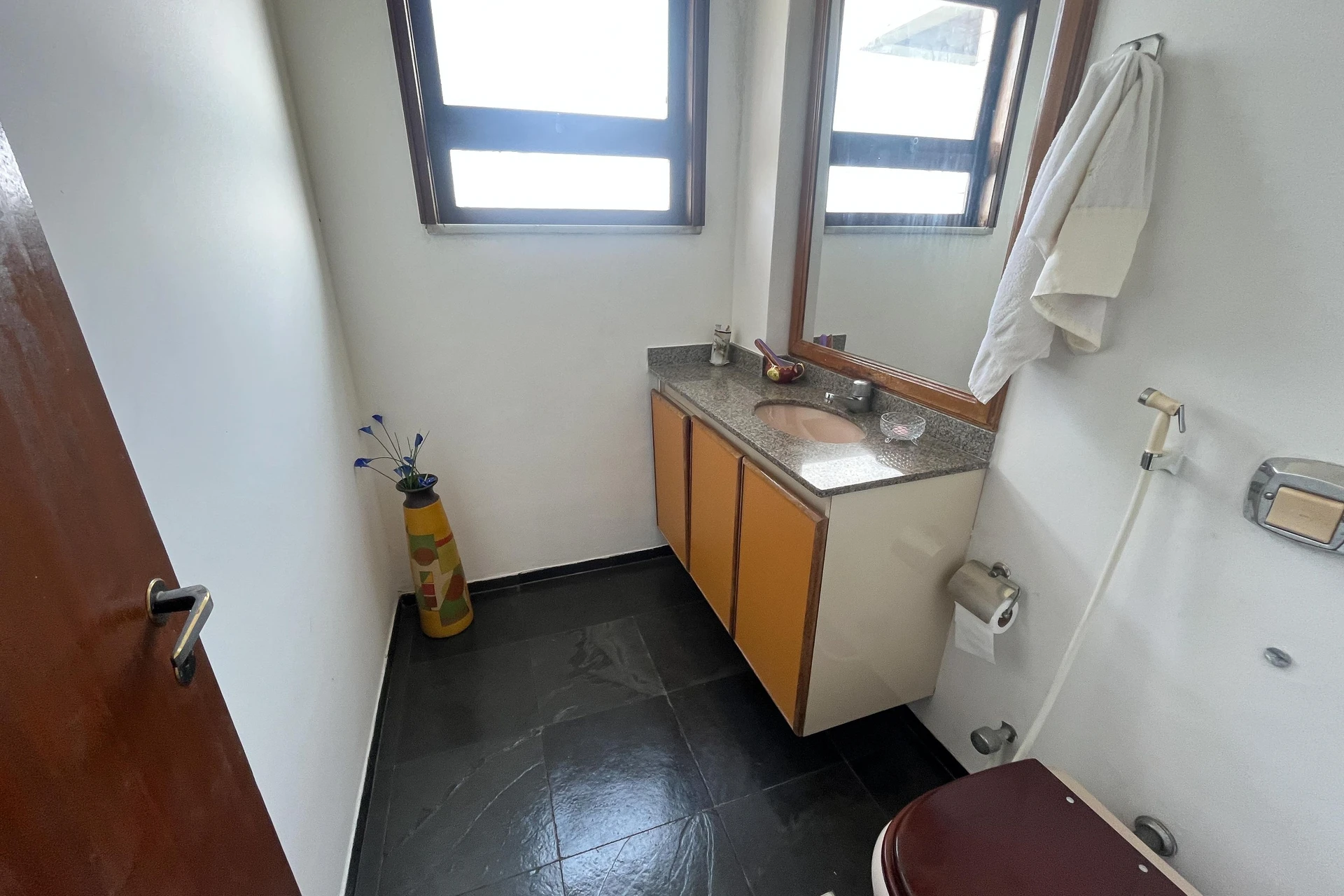 Furnished 3-bedroom apartment with laundry area — photo 57