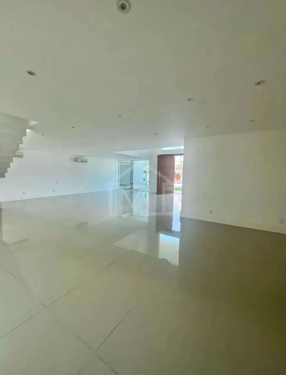 House with 5 bedrooms and floor-to-ceiling windows — photo 11