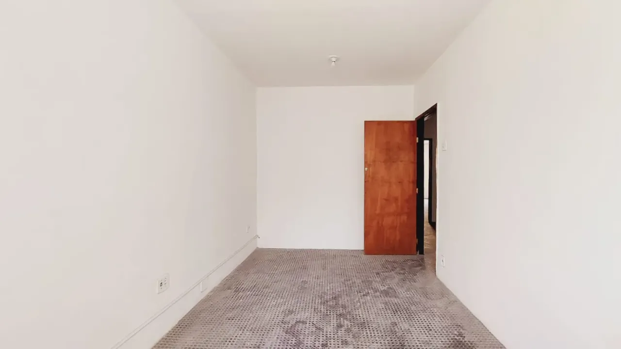 Unfurnished house with 5 bedrooms, 2 bathrooms, no parking — photo 8