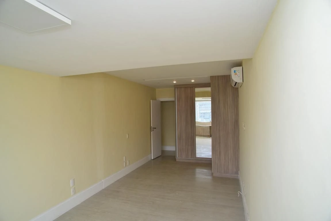Ванна та 4 спальні: квартира 300 м² — photo 31