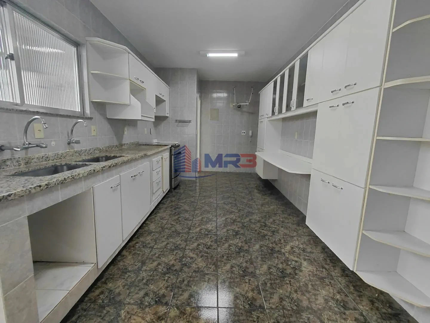 Квартира с 3 спальнями, оборудованной кухней и балконом — photo 2