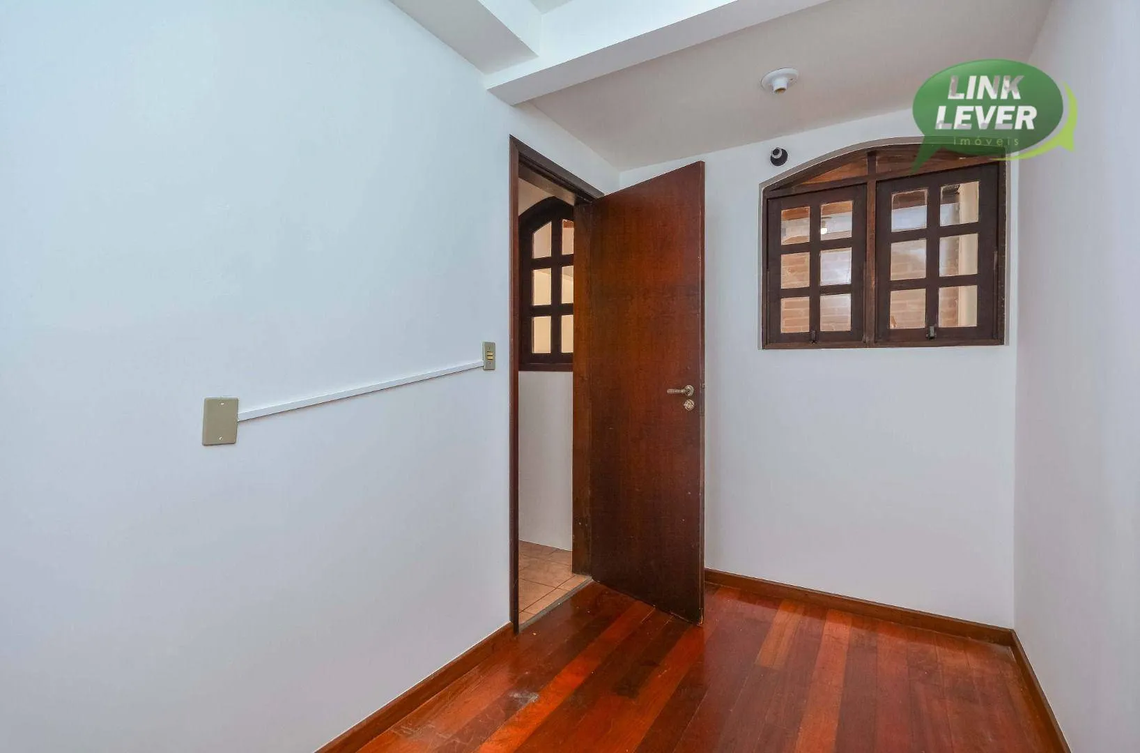 164 m² house with a fireplace and a grill on the balcony — photo 26