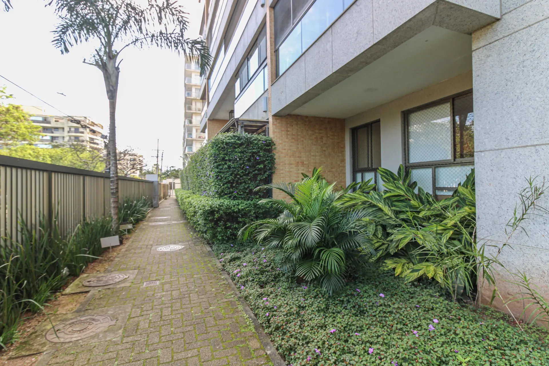 4-bedroom apartment with a glass-enclosed balcony — photo 75
