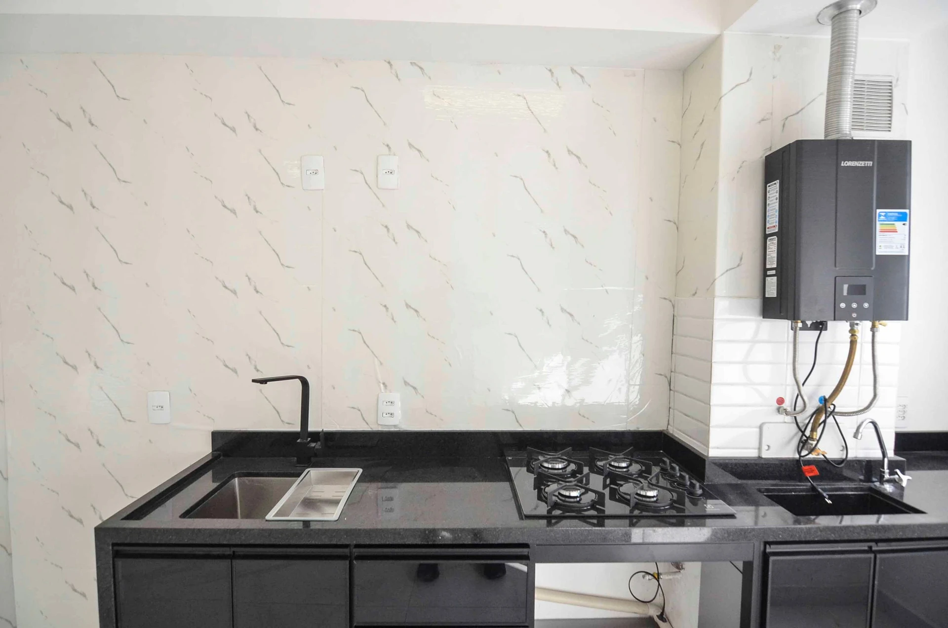Apartamento de 2 quartos com varanda fechada de vidro — photo 29