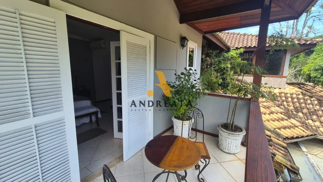 Casa de 307 m² com janelas do piso ao teto e banheira — photo 14