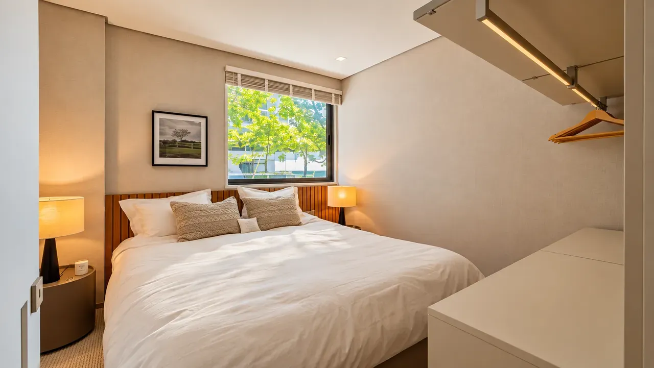 Furnished apartment, 157 m², with floor-to-ceiling windows — photo 13