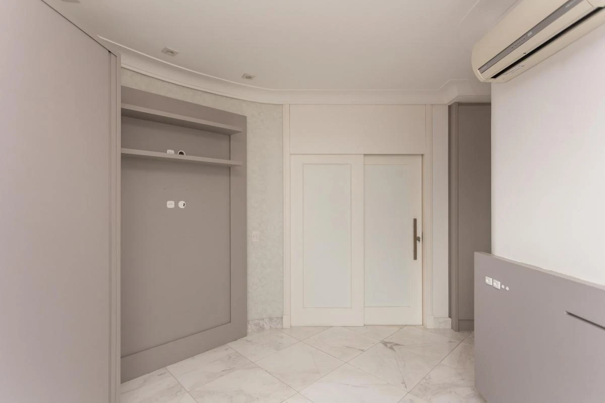 Glass-enclosed balcony in a 3-bedroom apartment, 297 m² — photo 24