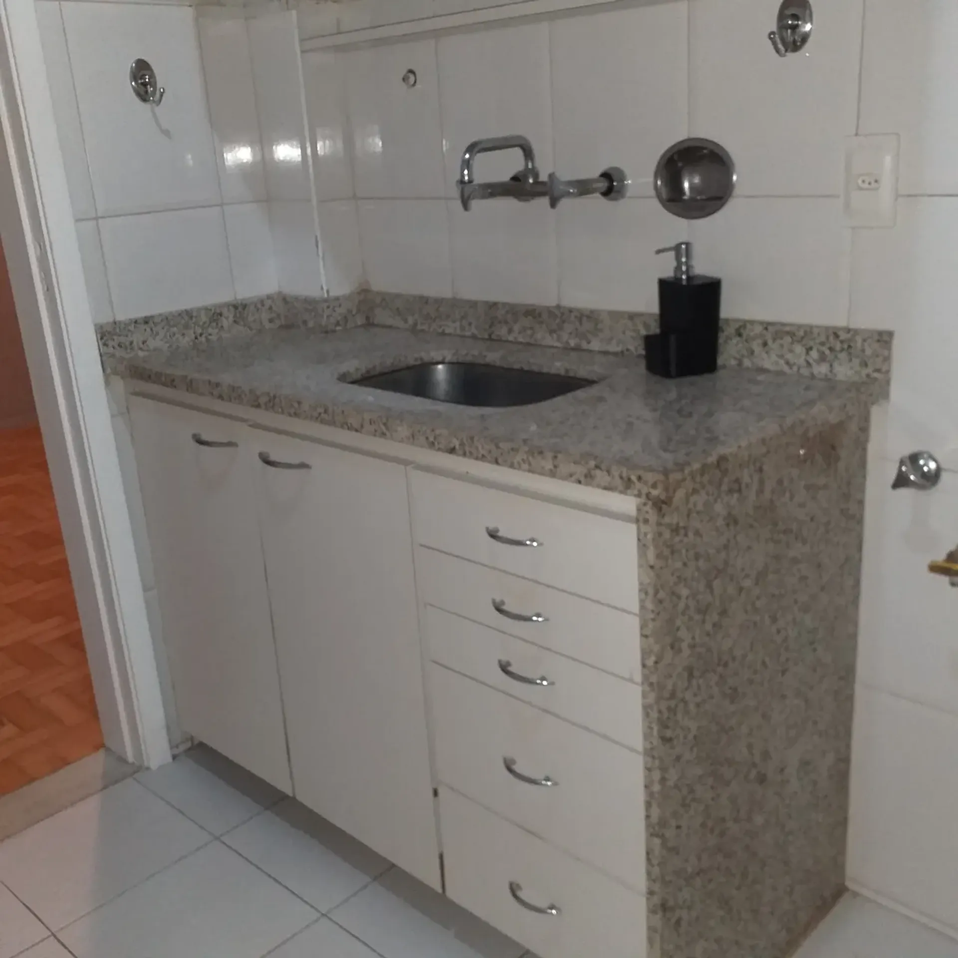 2-bedroom apartment with 3 bathrooms and glass shower — photo 31