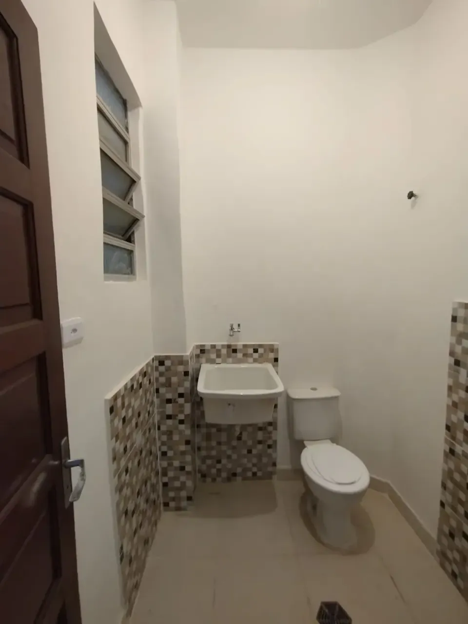 Unfurnished studio with 1 bedroom and wood floors — photo 6