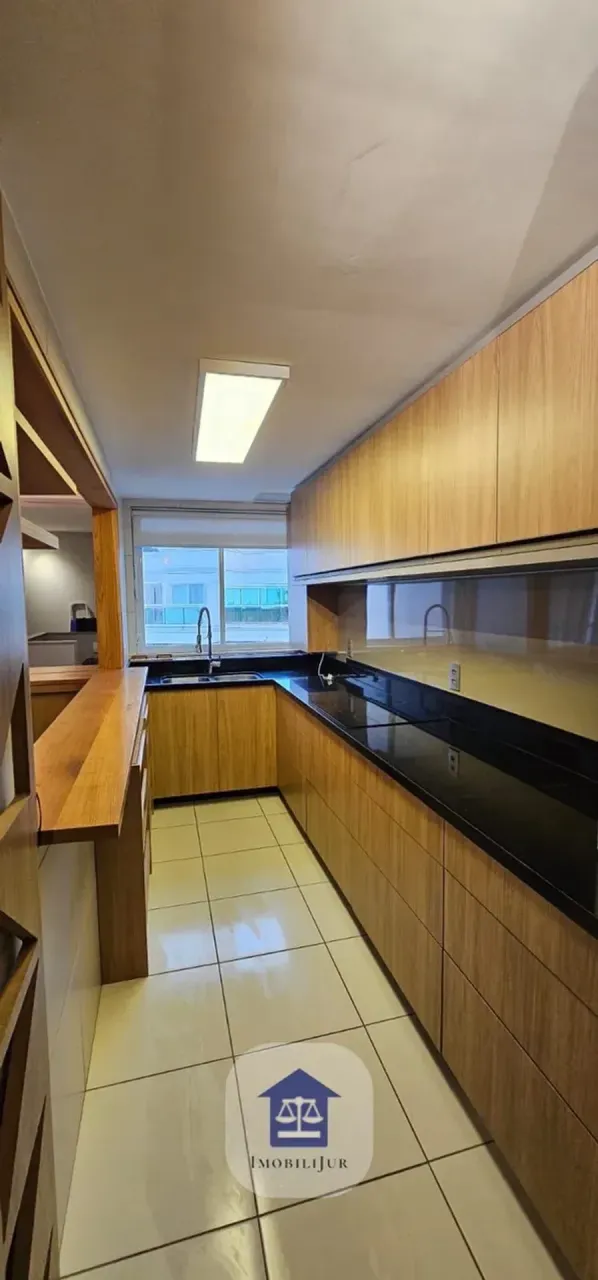 Unfurnished 4-bedroom cover with a gas stove kitchen — photo 2