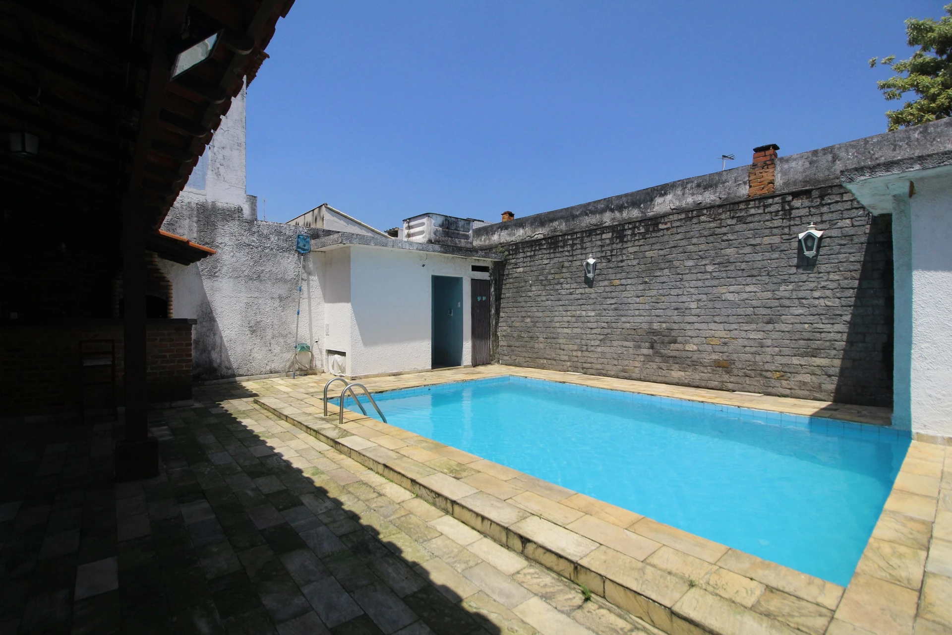 4-bedroom house with a bathtub in Rio de Janeiro — photo 35