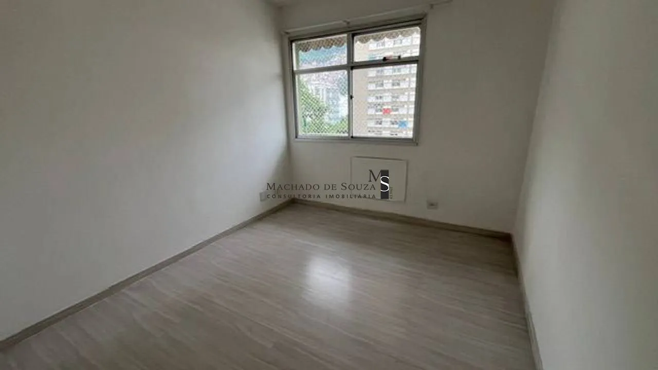 Walk-in closet in a 2-bedroom apartment, 75 m² — photo 17