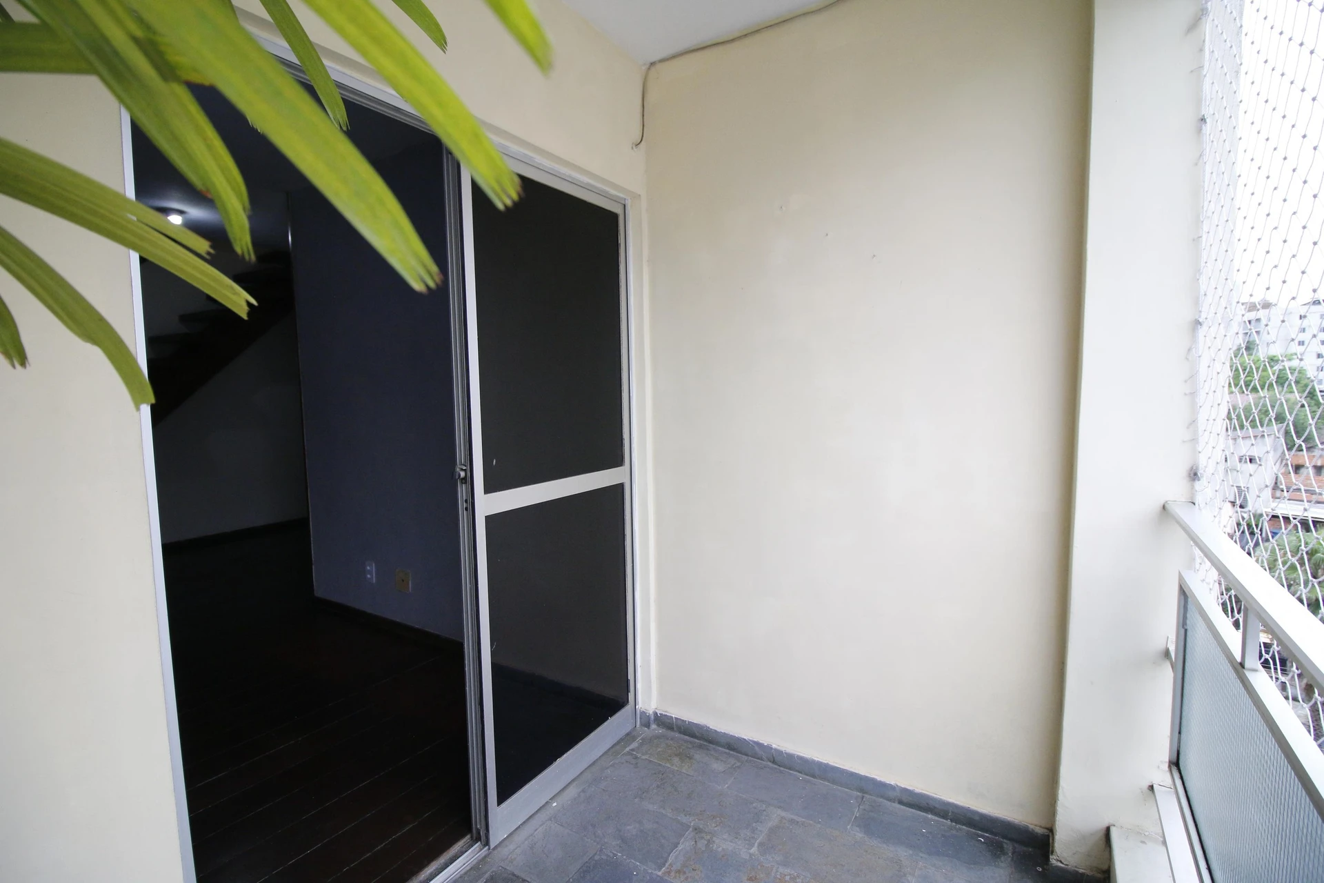 Balcony with a grill in a 3-bedroom apartment, 128 m² — photo 7