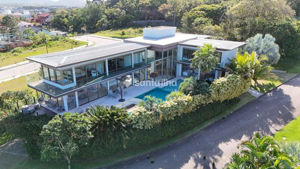 Furnished house with 6 en-suite bedrooms and resident pool