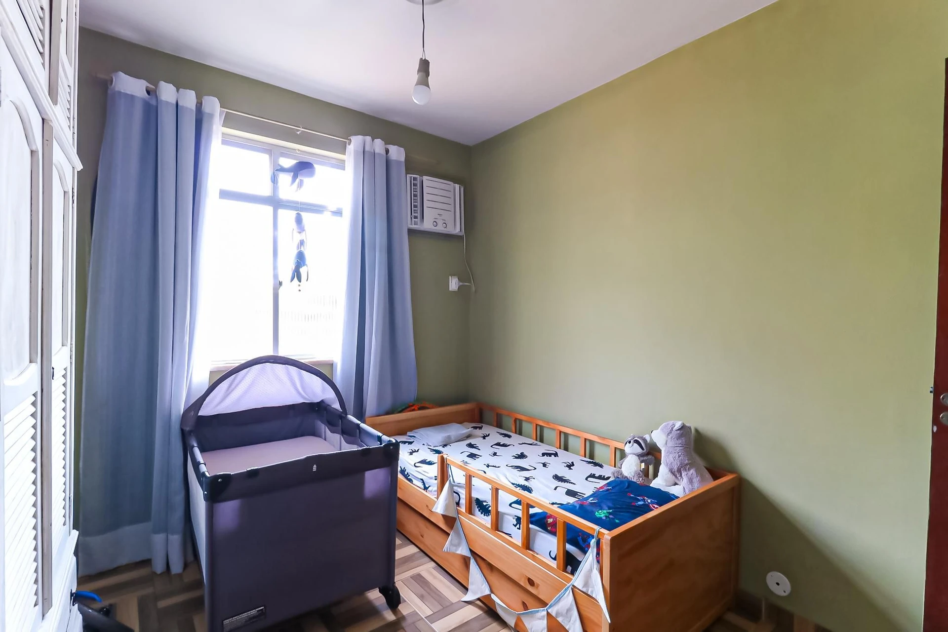 Furnished 2-bedroom apartment with open-plan kitchen — photo 12