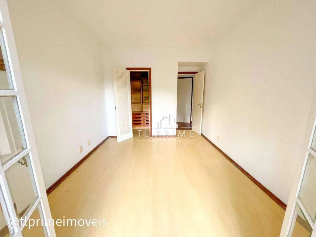 House in a gated community with 4 bedrooms and 600 m² — photo 3