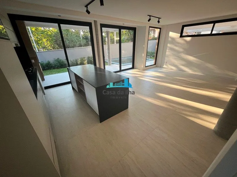 4-bedroom house with a garden in Florianópolis — photo 19