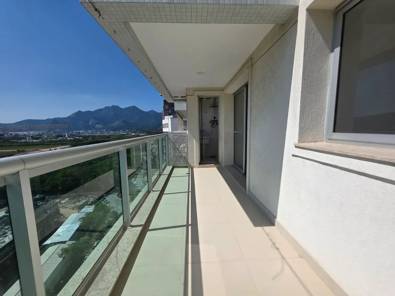 Floor-to-ceiling windows in a 2-bedroom apartment, 90 m² — photo 7