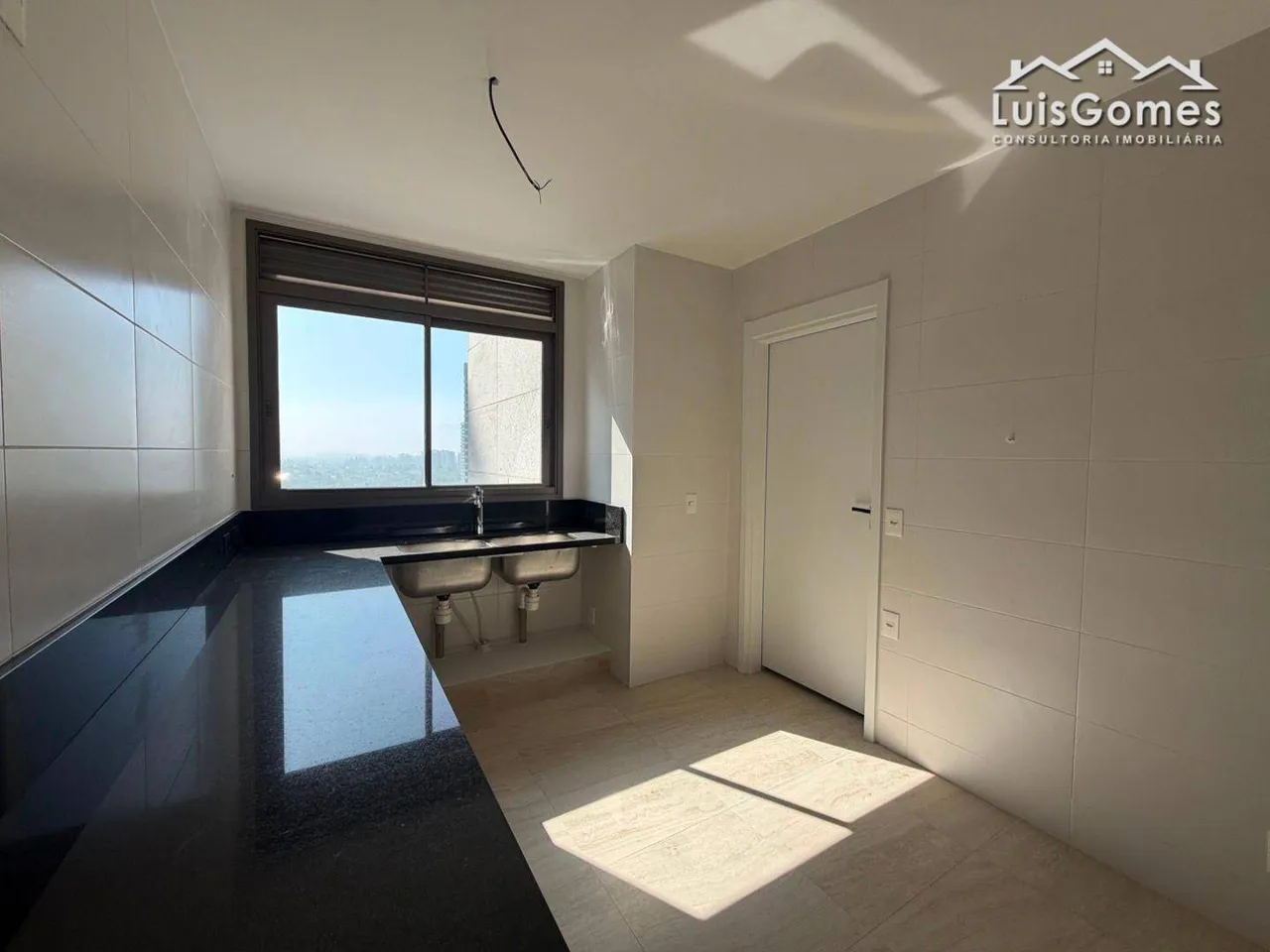 Apartment with 4 suites and a balcony view — photo 2
