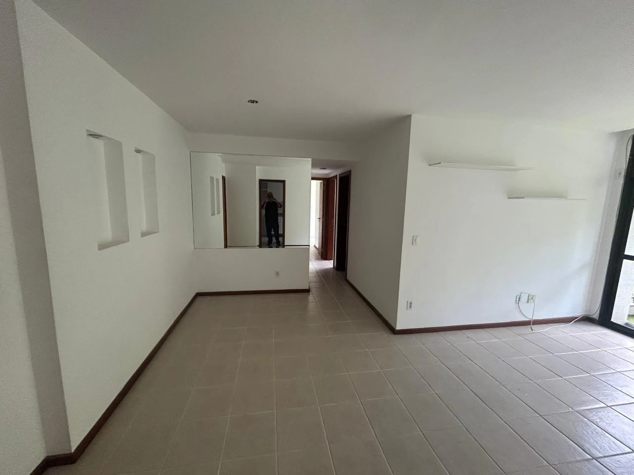 Apartamento de 3 quartos com piso de cerâmica e 2 banheiros — photo 2