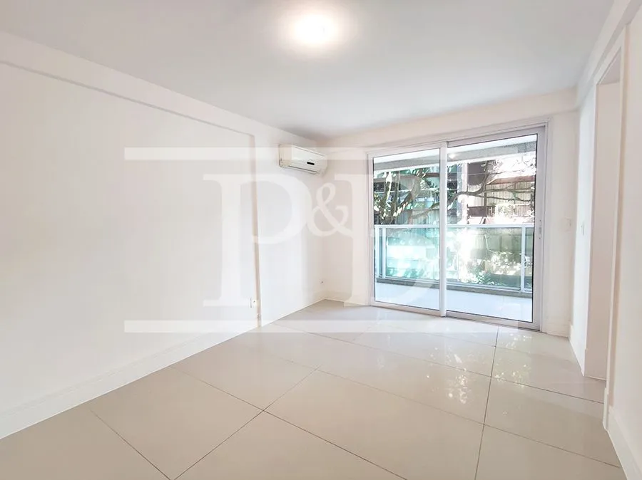 4-bedroom apartment with balcony, 300 m² — photo 23