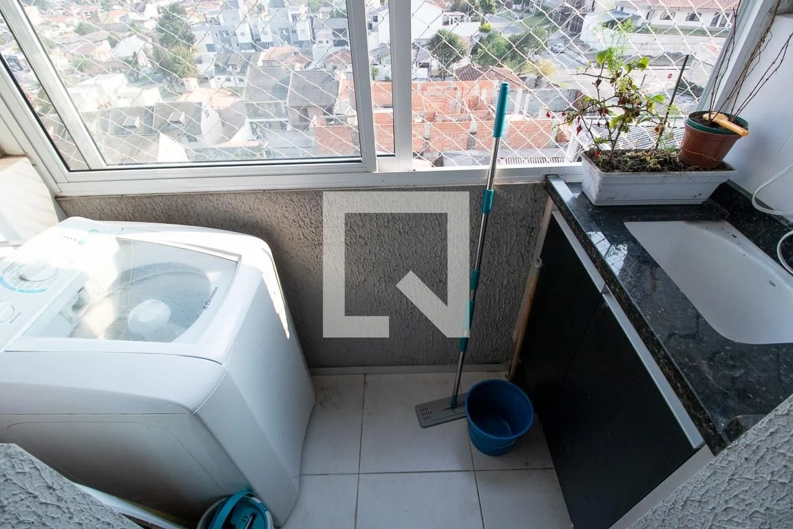 Balcony with a grill in a 2-bedroom apartment, 48 m² — photo 7