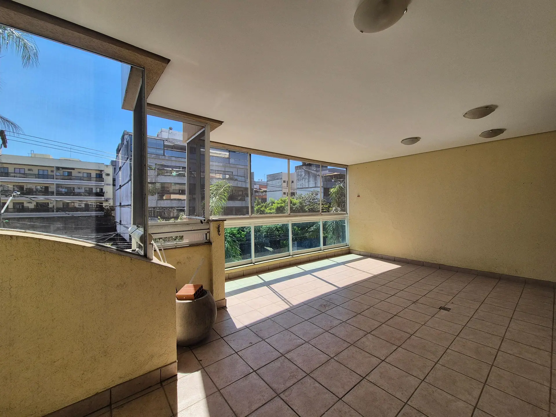 Apartamento com 2 quartos, suíte e varanda com animais — photo 6