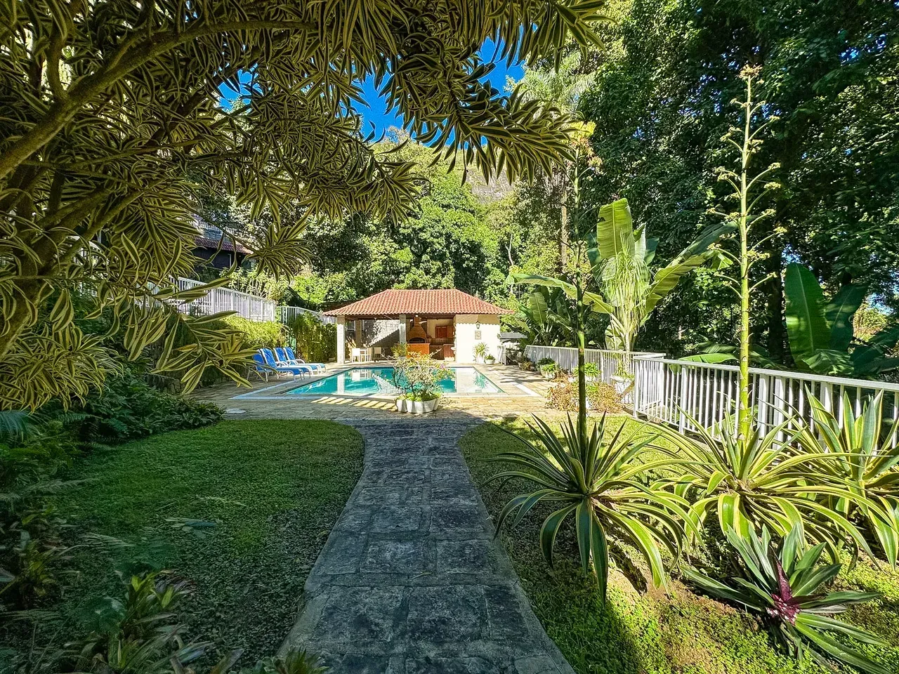 Casa com 4 quartos e 5 banheiros, varanda com churrasqueira — photo 14