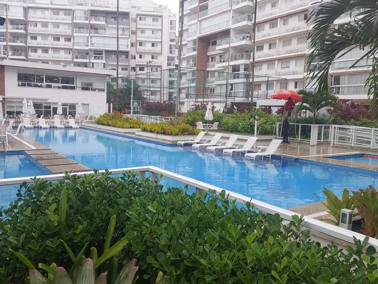 Balcony with a grill in a 2-bedroom apartment, 66 m² — photo 10