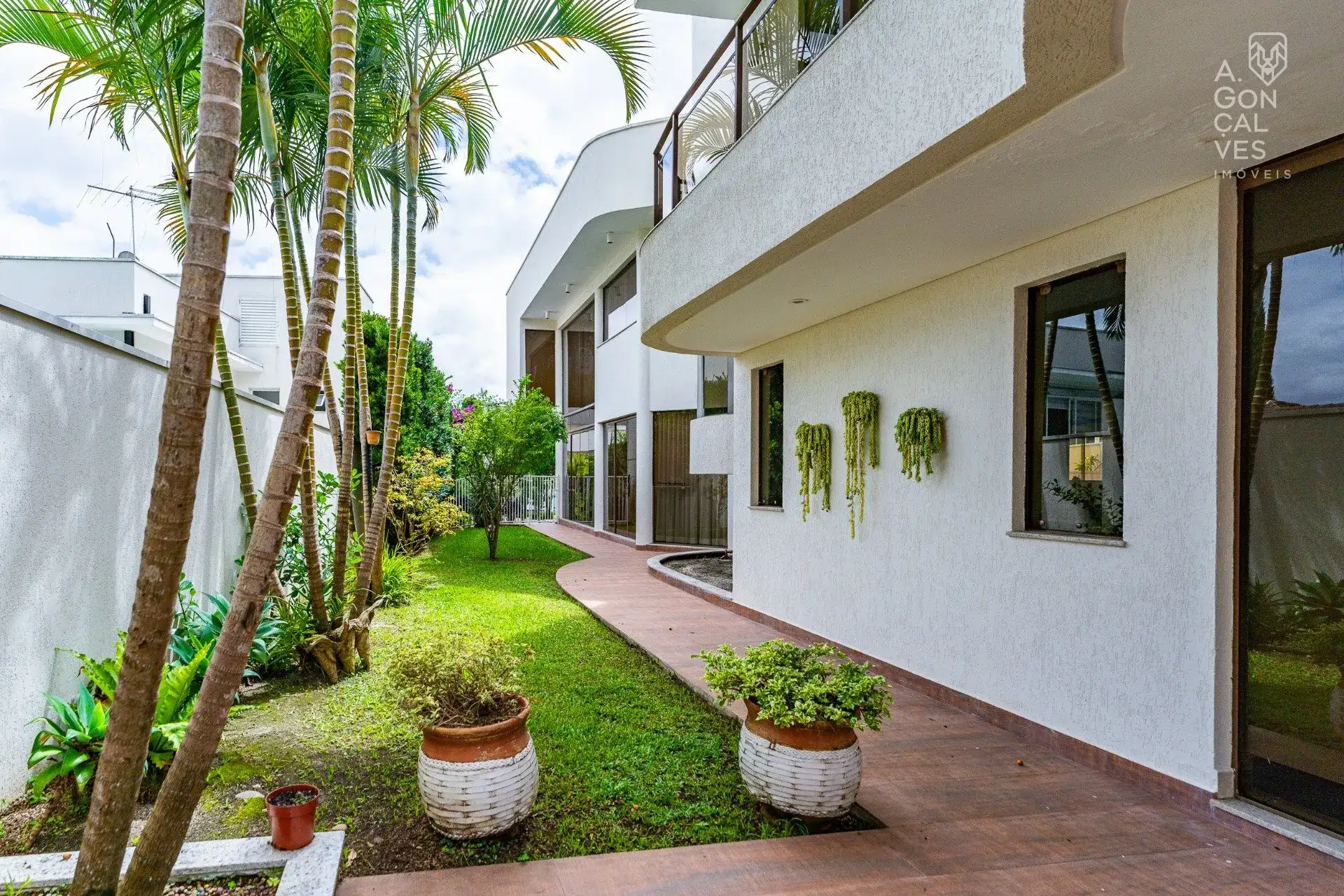 Unfurnished house with 4 bedrooms and 5 bathrooms — photo 33