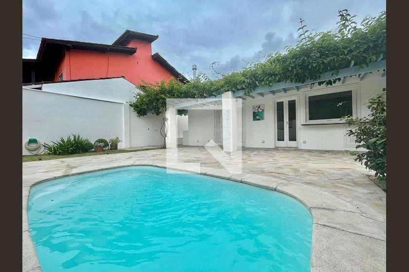 Balcony with a grill in a 3-bedroom house, 220 m² — photo 19