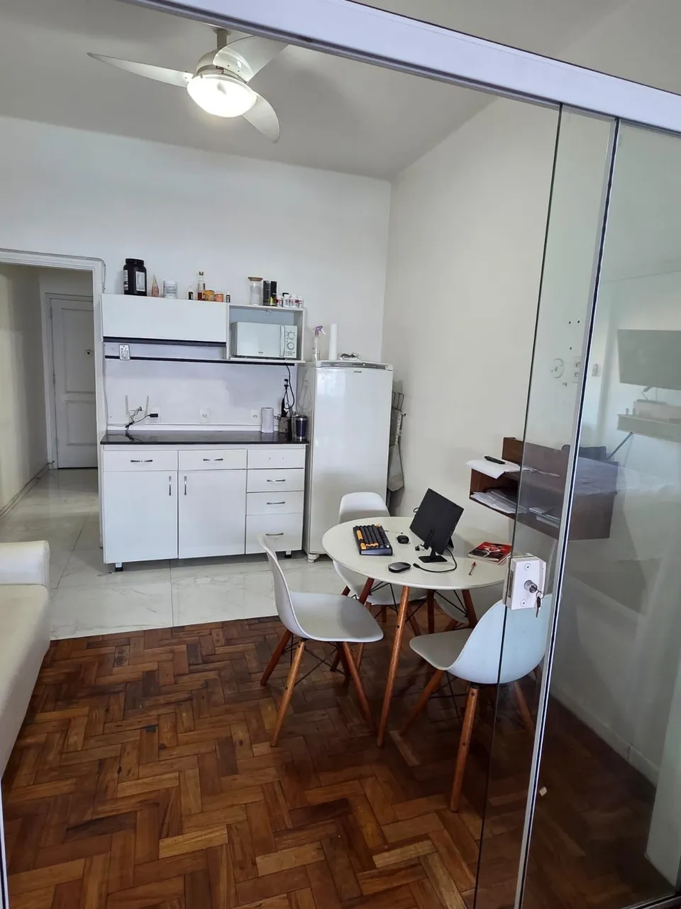Furnished 1-bedroom apartment with open-plan kitchen — photo 17