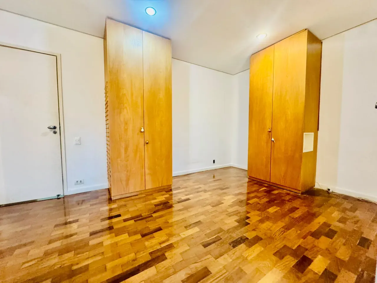 4-bedroom apartment with wood or laminate floors — photo 24