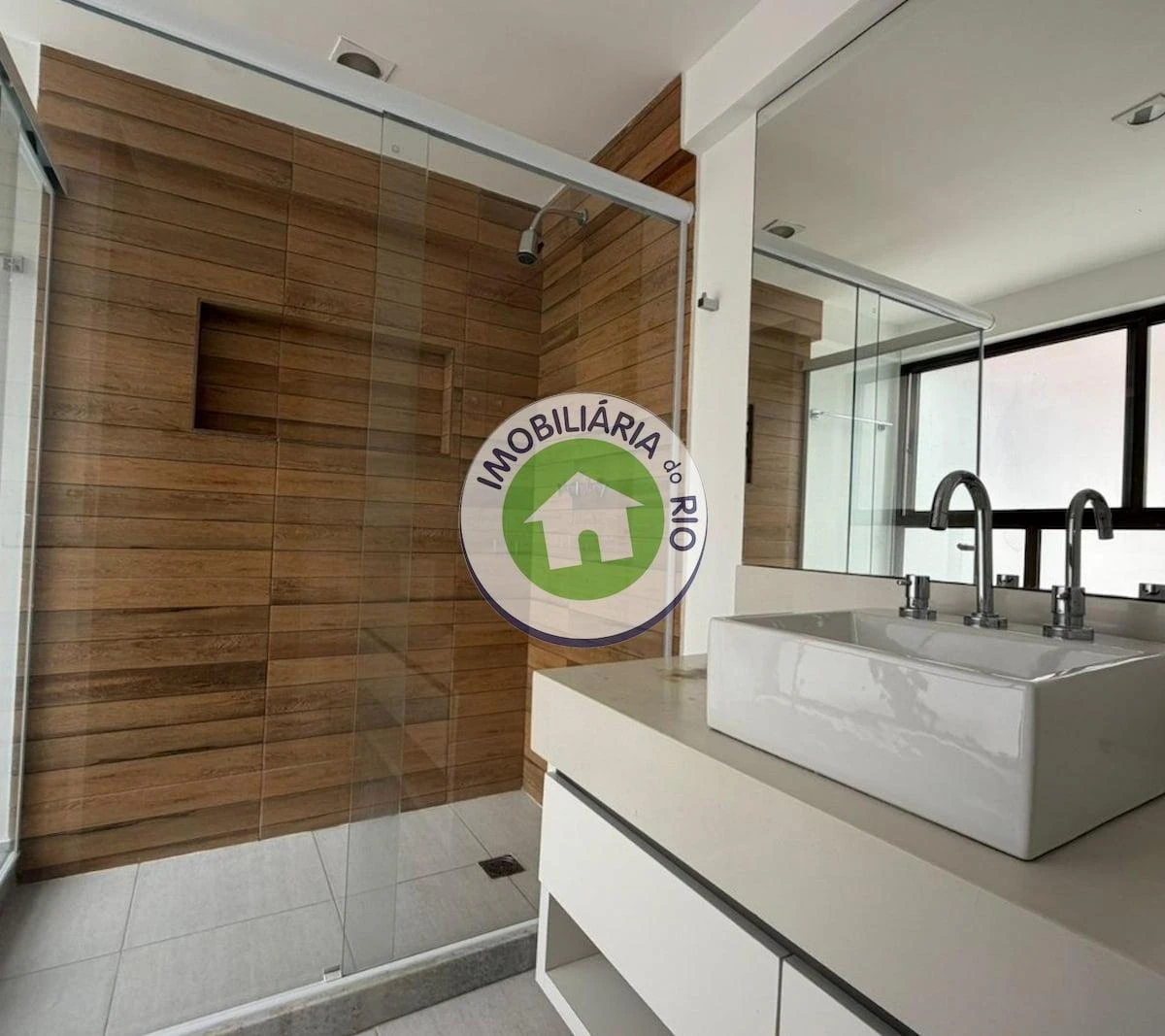 4-bedroom rental with 5 bathrooms and water views — photo 5
